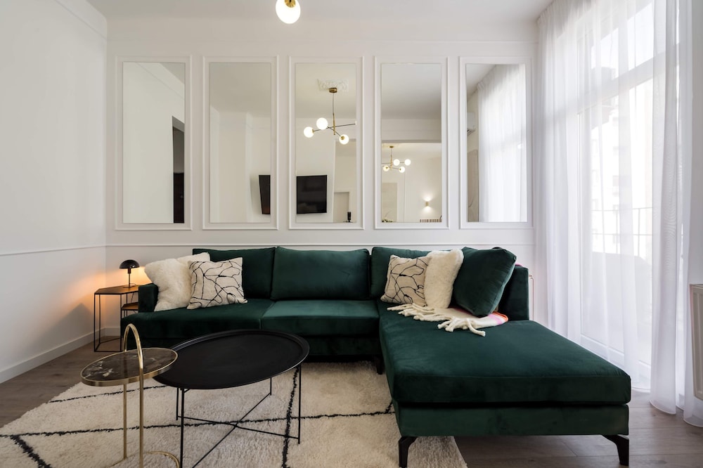 Contemporary Aparthotel 2-BR Flats Near Old Town, Quiet & Serene