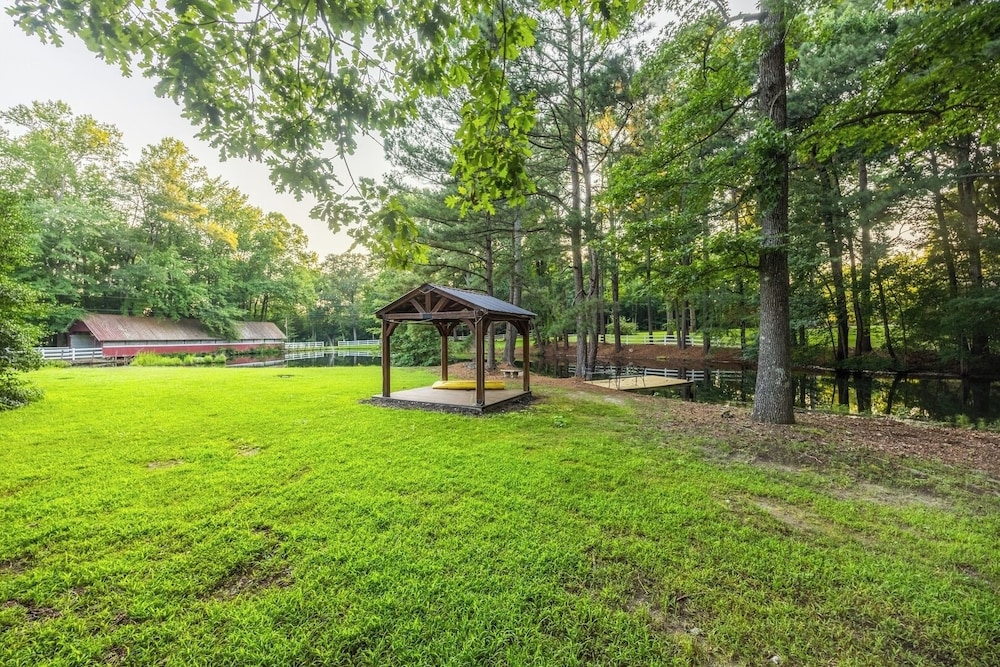 Pet-friendly 3BR Lake House Firepit & Pier