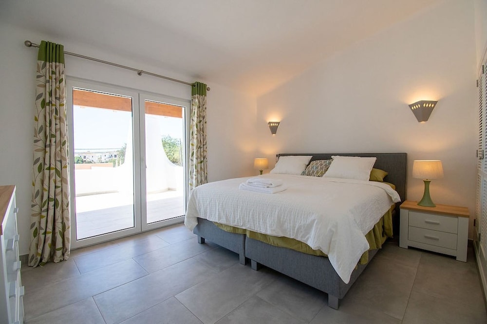 Lavanda Magnificent Five Bedroom Villa in Carvoe