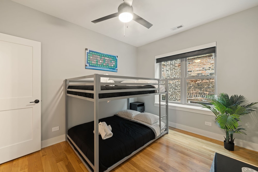 3 Bed 2 Bath Chicago Retreat w Balcony Parking