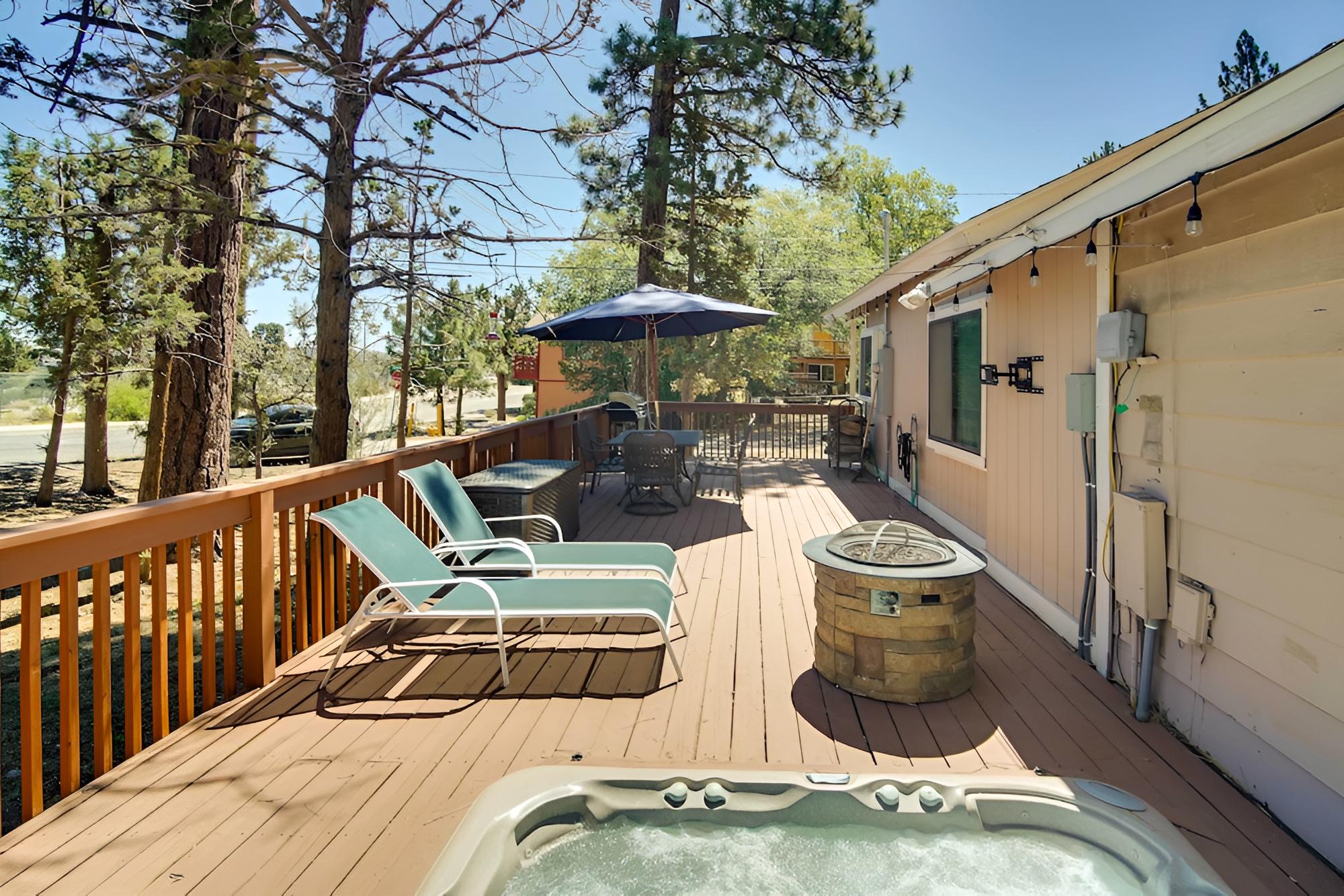Sugarloaf Cabin w/ Hot Tub ~ 6 Mi to Big Bear view 4