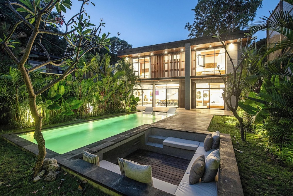 Opulent 5BR Modern Villa 400m From the Ocean