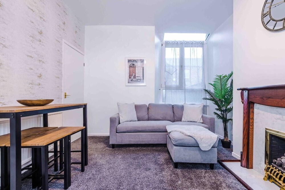 Comfy Four Bedroom House with parking