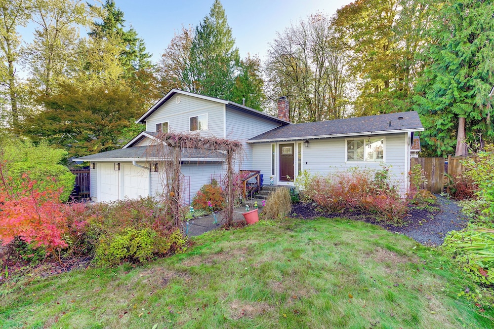 Family Retreat w/ Hot Tub & Game Room in Everett!