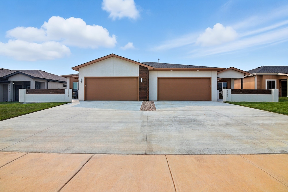 Brand New Cool Comfy Lawrence Retreat 3 Bedroom Duplex
