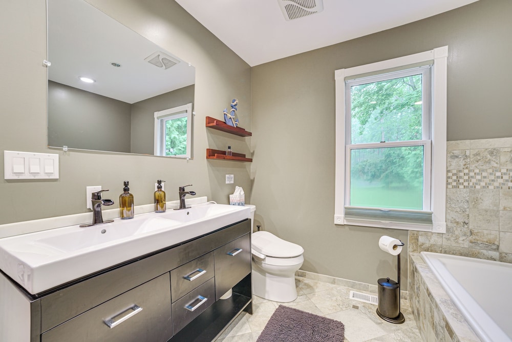 Sunroom, Dining Pavilion & More: Gem on Burt Lake!