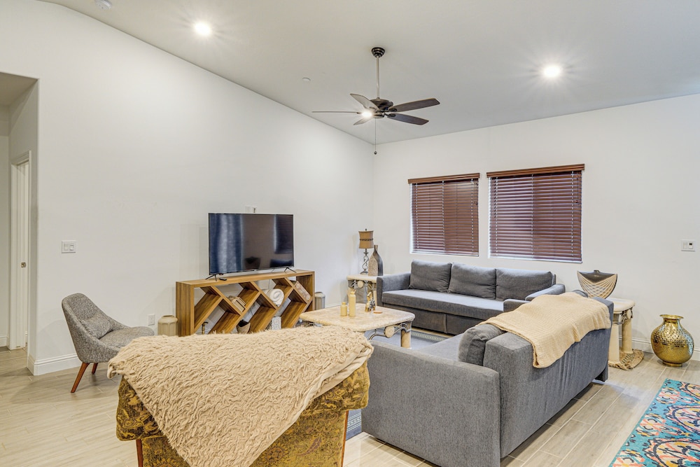 9 Mi to Dtwn Bakersfield: Pet-friendly Home