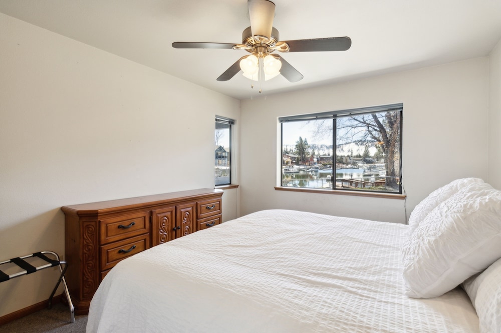 Tranquil Tahoe Retreat With Hot Tub 3 Bedroom Home by RedAwning