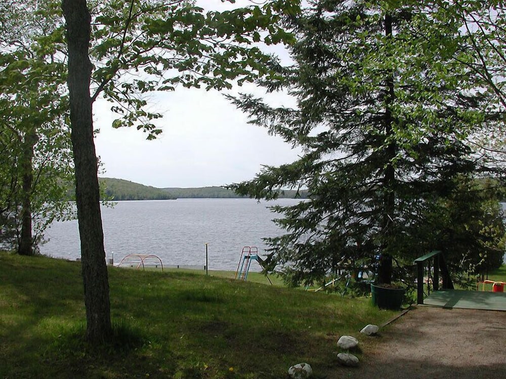Birch Cliff Lodge on Baptiste Lake