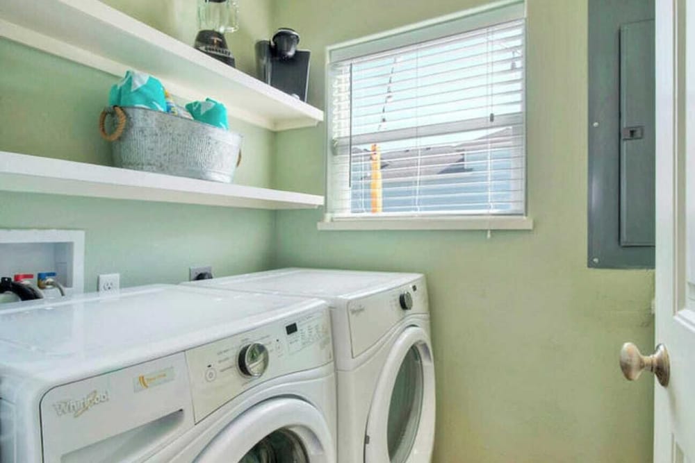 Sleeps 24, 2 Homes Pool, Backyard Tiki Bar, Fire Pit, Cornhole Walk to Beach