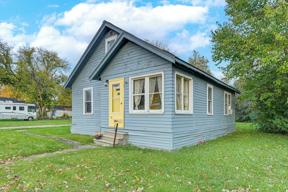 3 Mi to Dtwn Saginaw: Cozy Family Home w/ Yard!