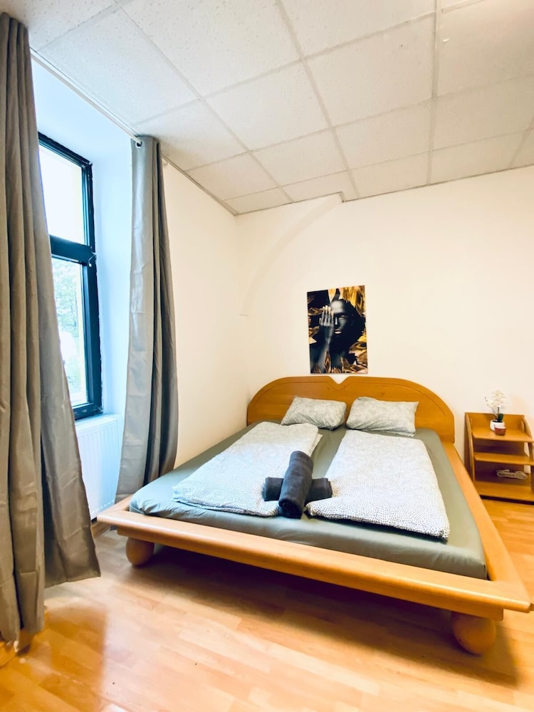 Stylish Shared 3-Bedroom Stay Near City