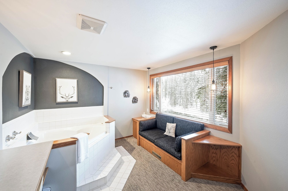 All Seasons River Inn