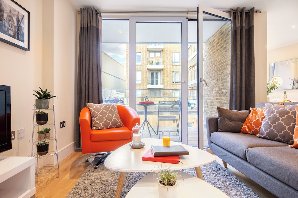 Two Bedroom Apartment in Limehouse