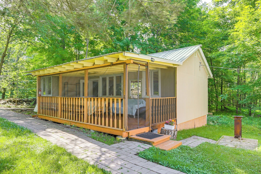5 Mi to Monticello Raceway: Cabin w/ Pool Access!
