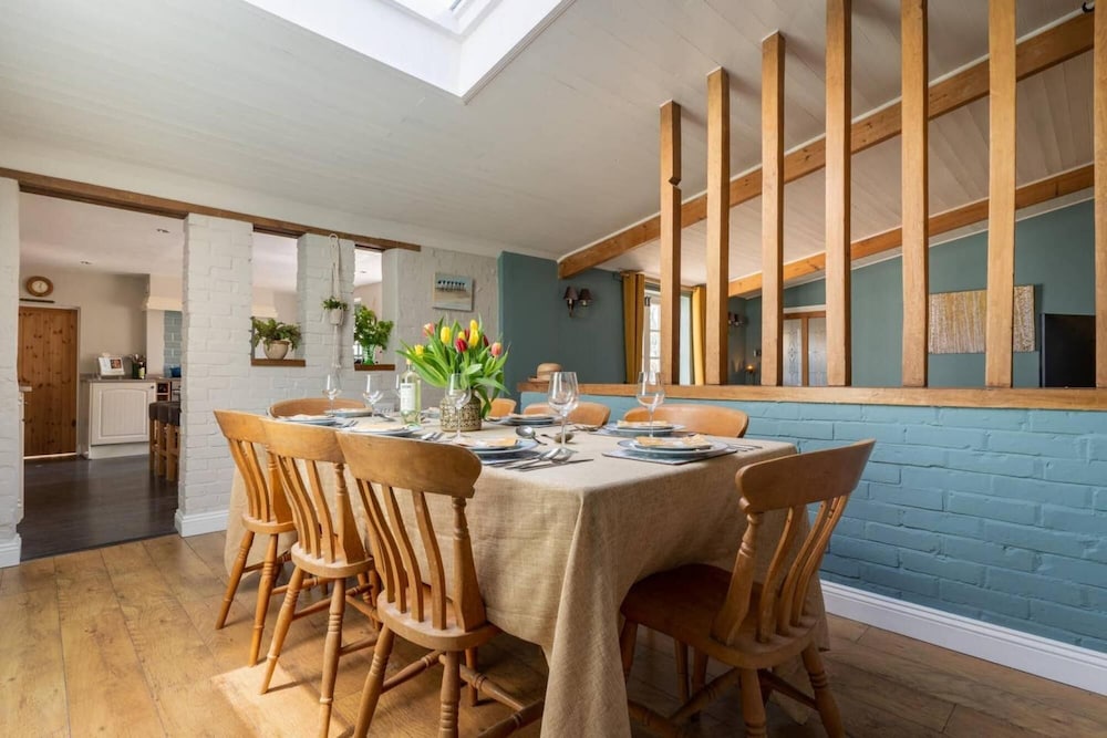 The Cottage - Characterful Coastal With hot tub