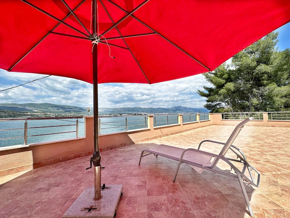 Vini - by the sea - A1 view 3