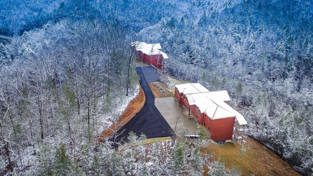 Greenbrier Estate 28 Bedroom Cabin by RedAwning