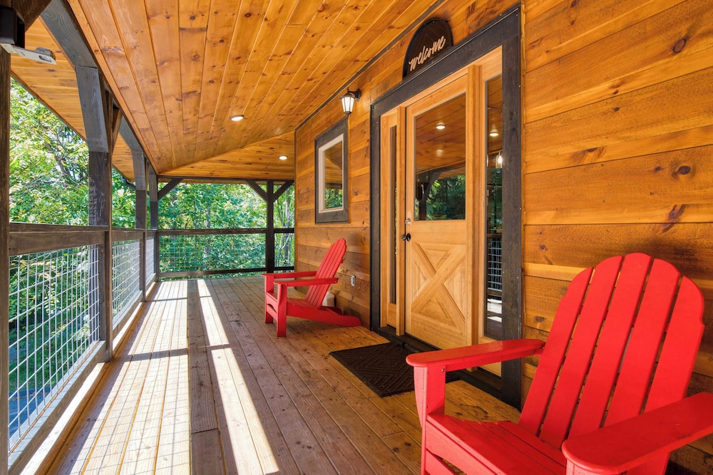 Indoor Pool, Theater, Hot Tub & Mountain Views Near Dollywood Crimson Crest by Avantstay