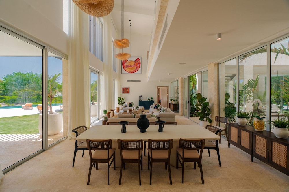 Modern 6 BDR Golf Front Villa in Luxury Beach Resort w Pool and Heated Jacuzziz