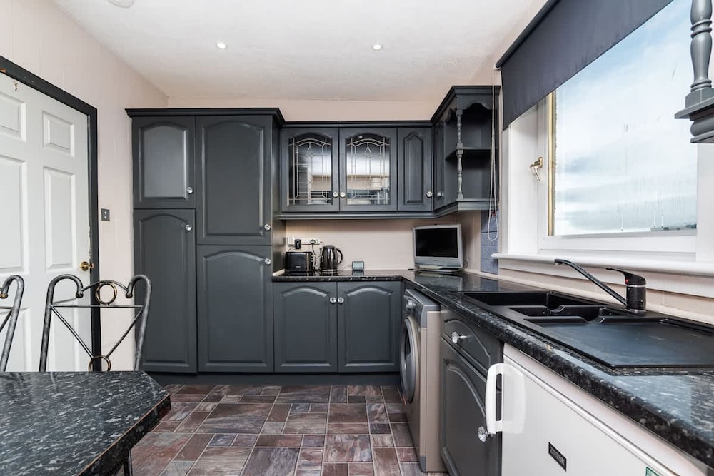 4 Bedroom House - Free Parking