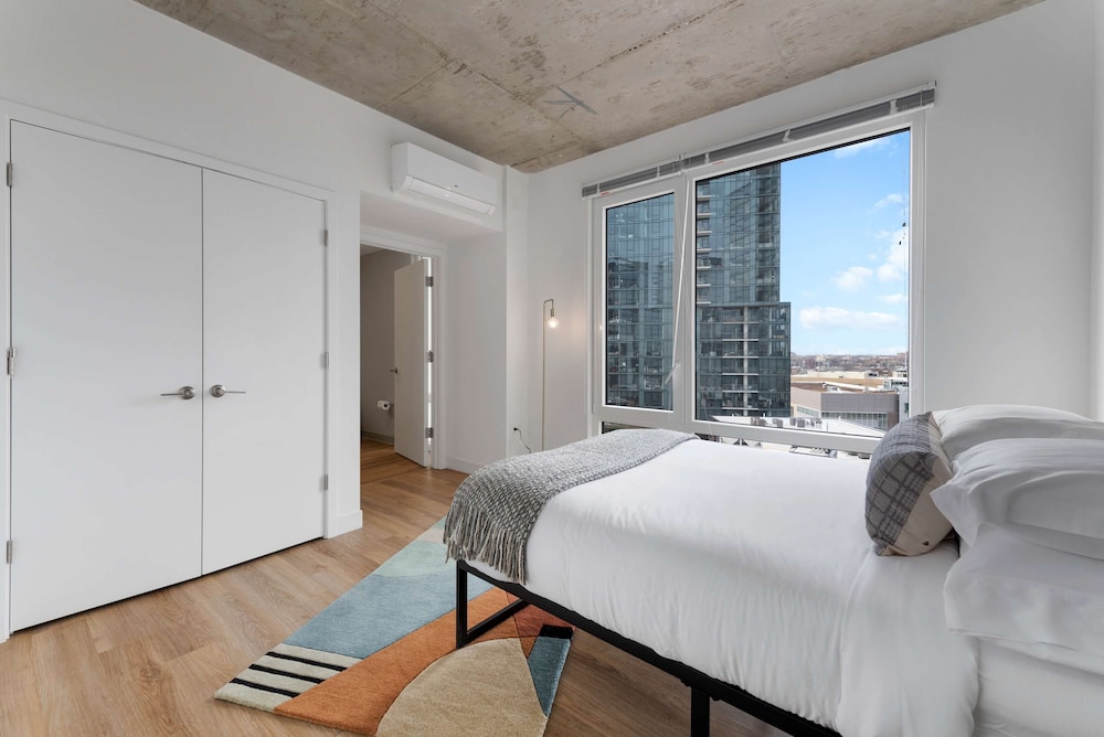 Large Group Lincoln Park 4BR Near Train More