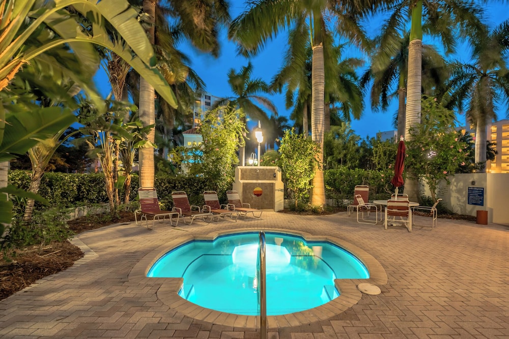 Bahia Vista 17-881 by Distinctive Beach Rentals