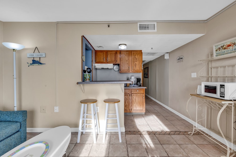 Hosteeva Oceanview Meridian Plaza Condo