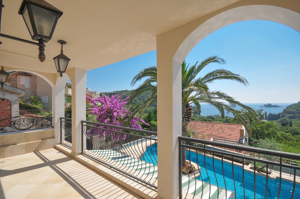 St. George Apartments and Villa with pool
