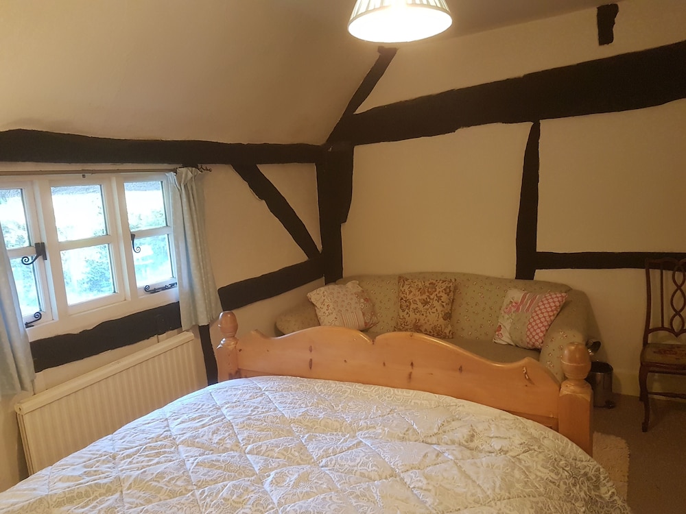 Delightful 3 bed Thatched Cottage Near Winchester view 2
