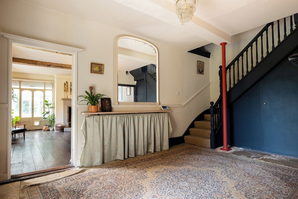 Stunning 8-Bedroom Home in Painswick
