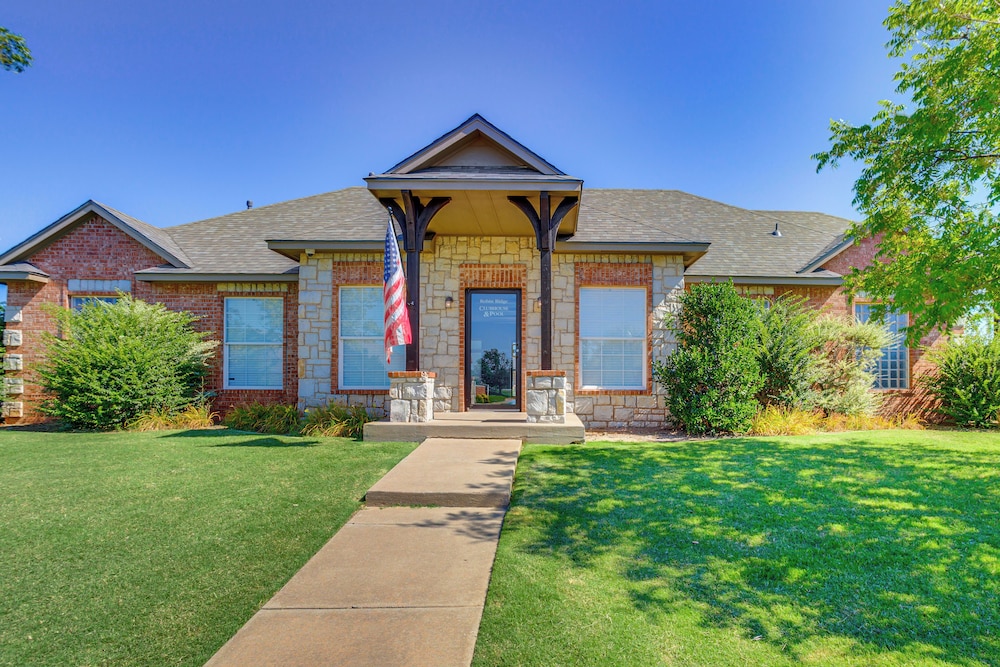 14 Mi to Dtwn Okc: Edmond Gem w/ Fenced Yard!