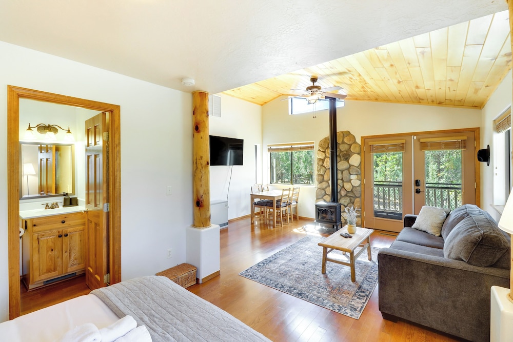 Pet-friendly Show Low Cabin w/ Patio & Gas Grill!