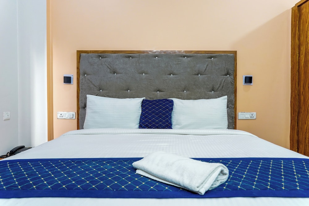 Navneeta Grand Hotel & Banquet Hall