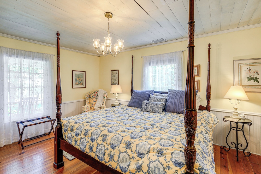 Near Blue Ridge Parkway: Galax Home w/ Mtn Views!