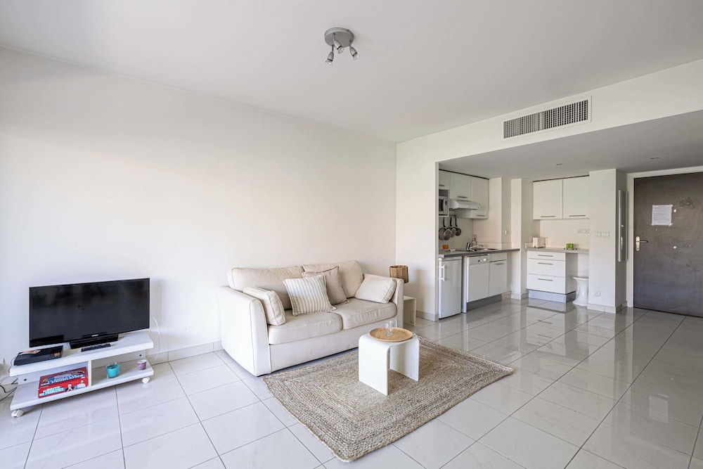Charming 1 Bedroom Flat With Balcony/pool - Cannes