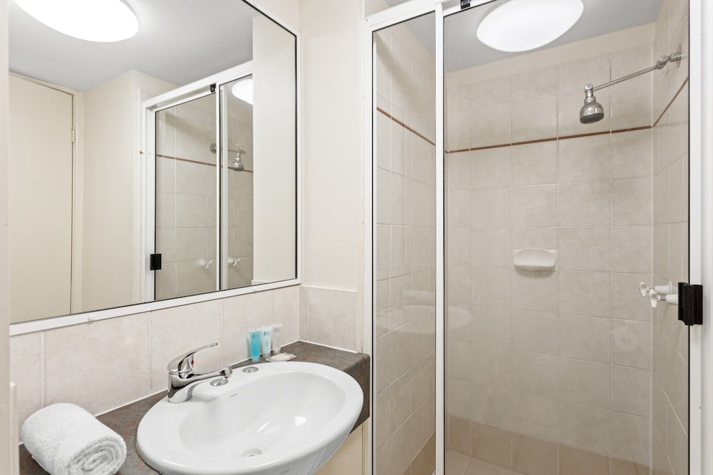 Albion Convenient Hideaway With Parking & Balcony