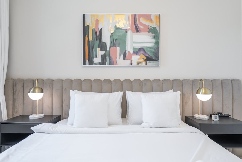 Stylish 1-bedroom Retreat With Pool in Vibrant Jumeirah Golf Estates