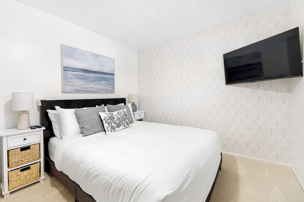 Oceanfront Gem w/ Balcony, Pool, Hot Tub & Carbon Beach Access Bluewater Haven by Avantstay