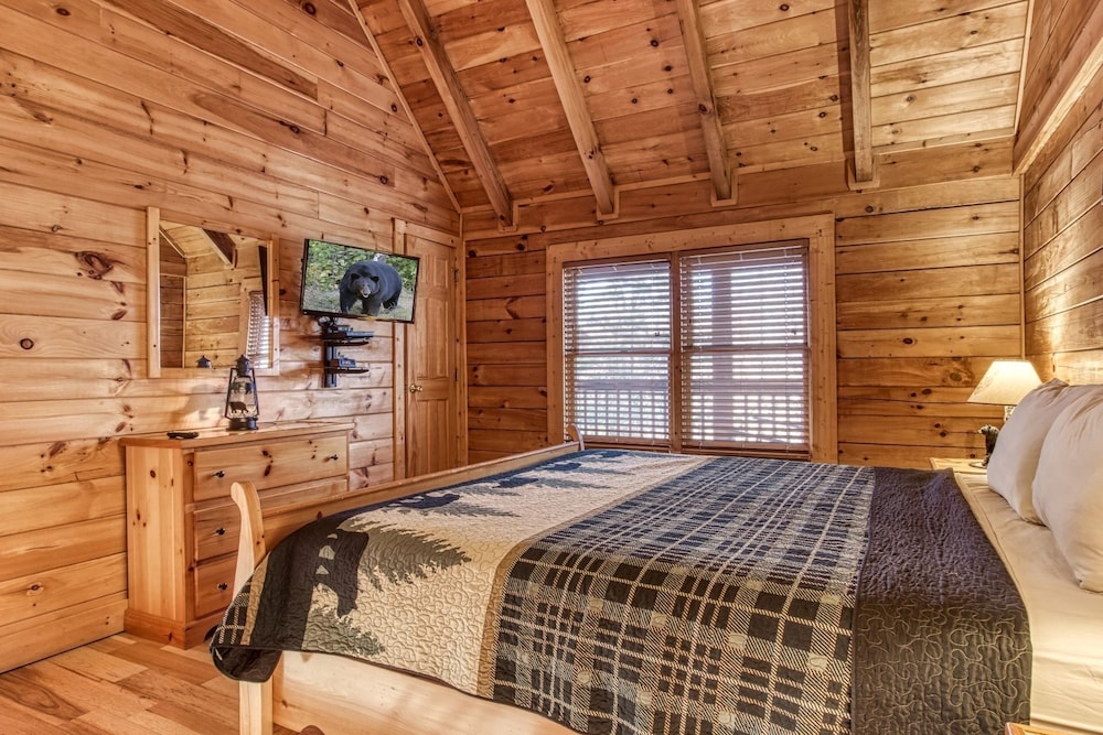 ER240 - Smoky Safari Great Location - Close To Town! 2 Bedroom Cabin by RedAwning view 3
