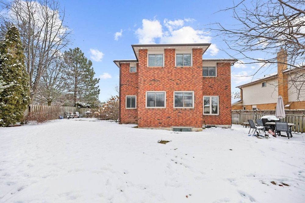 Stylish 3BR Whitby Home in Prime Location
