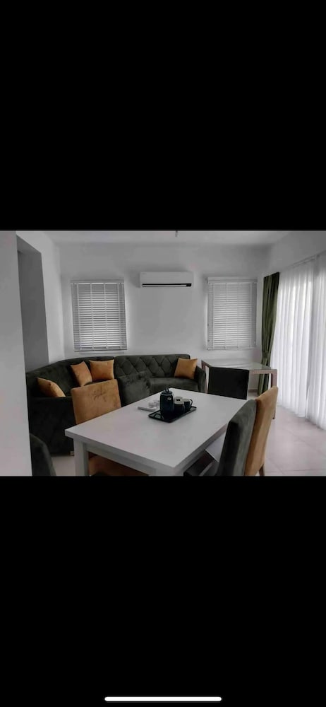 1 Bed Villa Sleeps 2 - Pool, Parking, Wifi