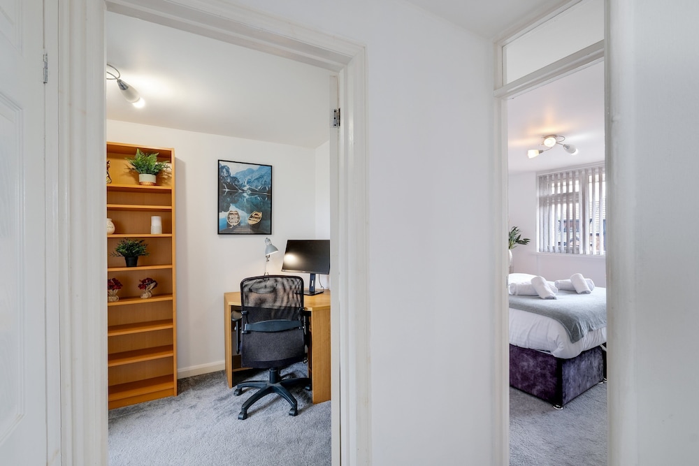 Elegant 5 Bed Home with Garden- Slough