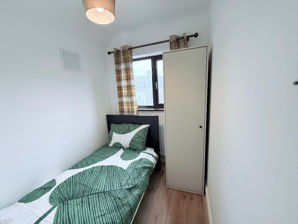 Fountain House-sleeps 5-central Dagenham-parking