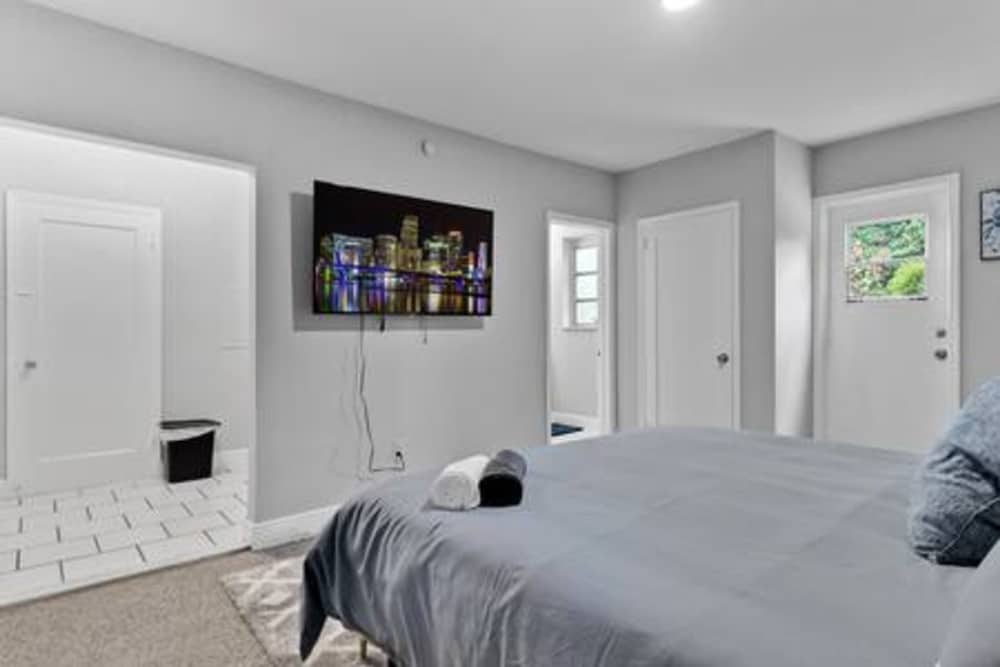427 NE 107th Studio 6BR 3BA 7 Beds Pool Parking 2 Kitchen