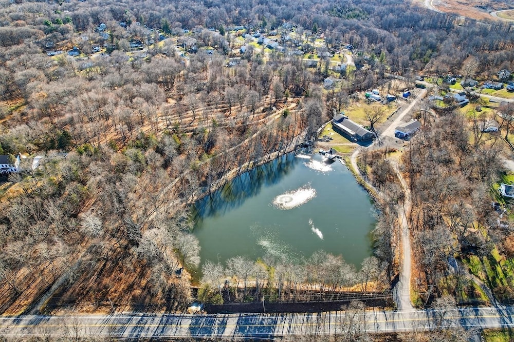 Natural Getaway at Orchard Farm Lakeside Retreat