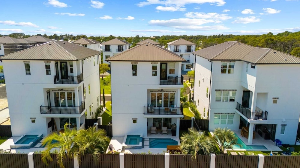 Pool, Hot Tub, Firepit, Walk to Beach Near Gulf Place