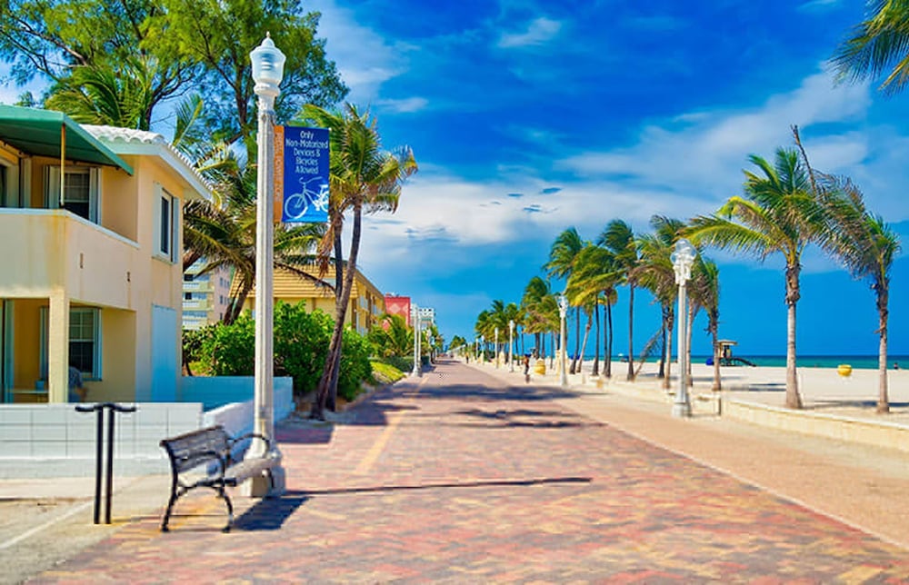 Southwinds 6 for 3 Just Steps From the Beach
