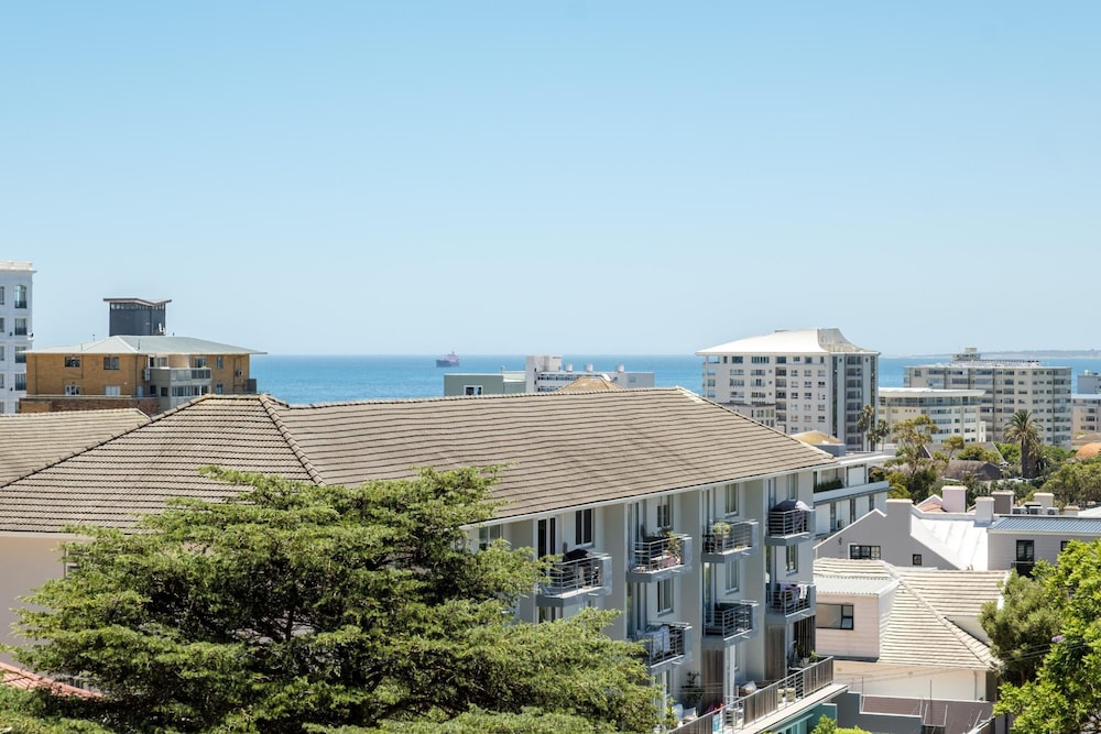Green Point Modern 2bed Apartment Azura Atlantic