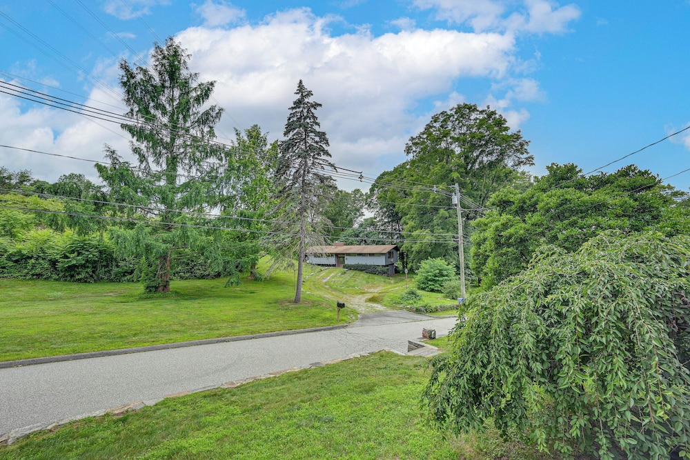 Cottage-chic Retreat < 1 Mi to Connecticut River!